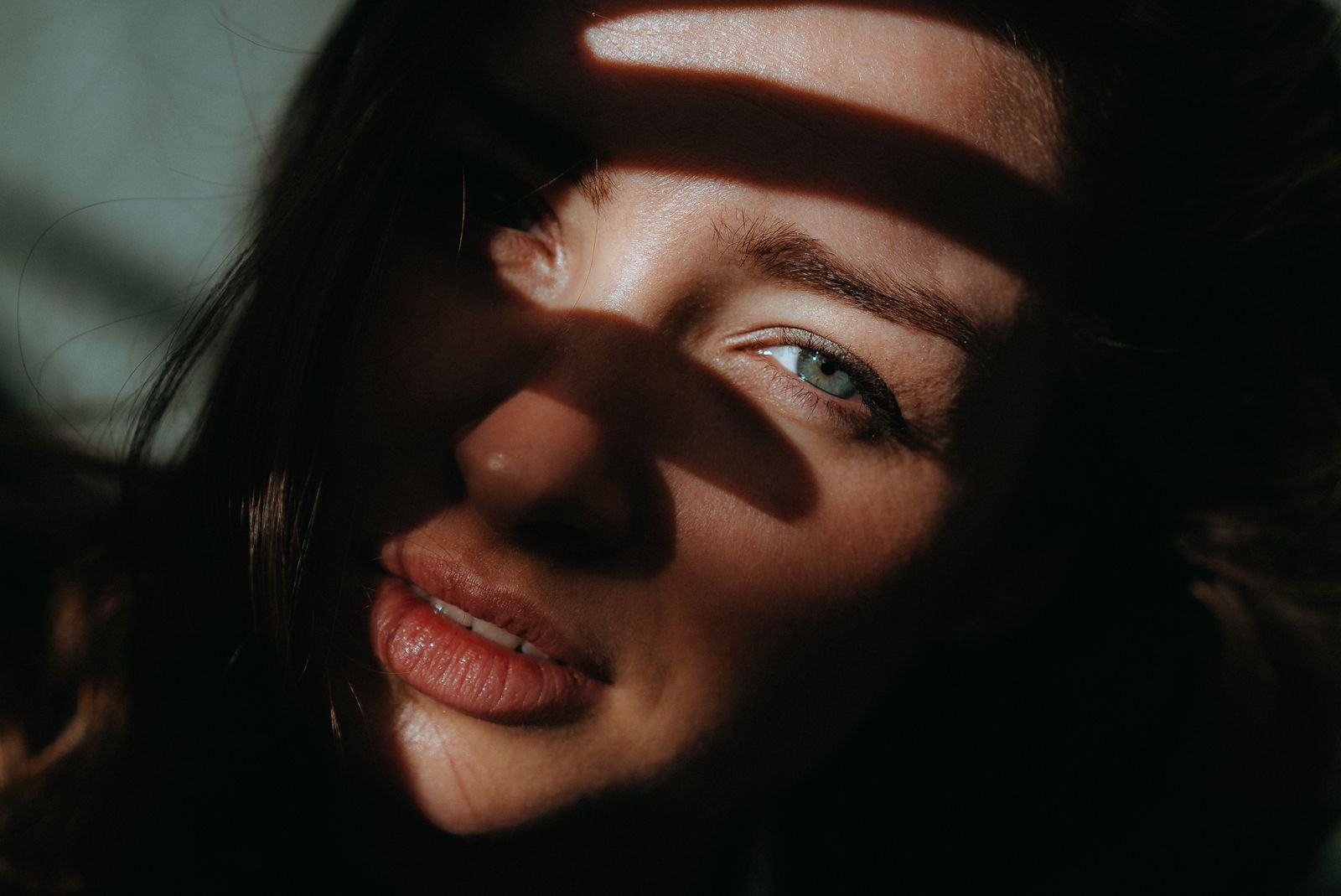 Olhar feminino em destaque ilustrando blefaroplastia