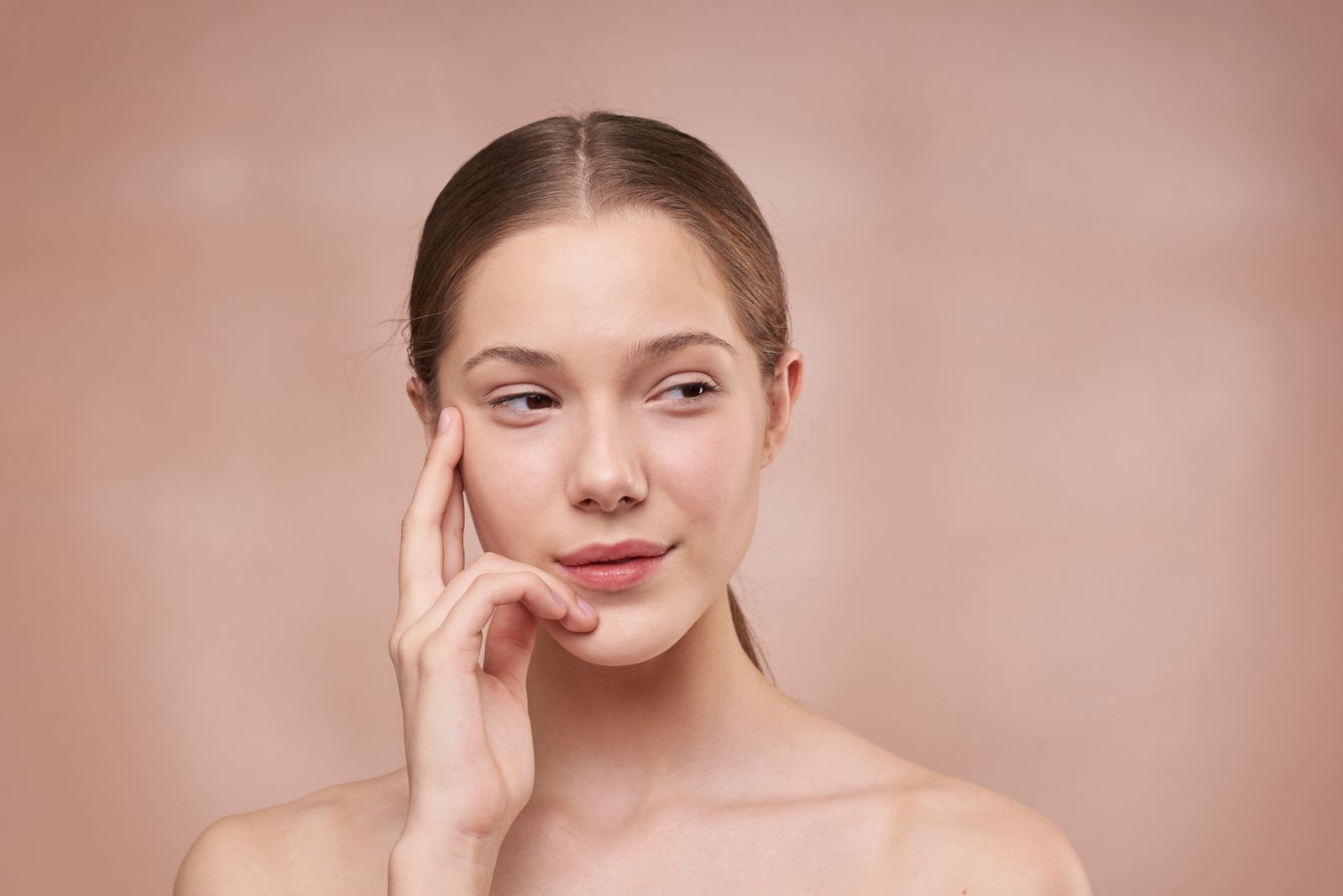Rosto feminino natural ilustrando harmonização facial