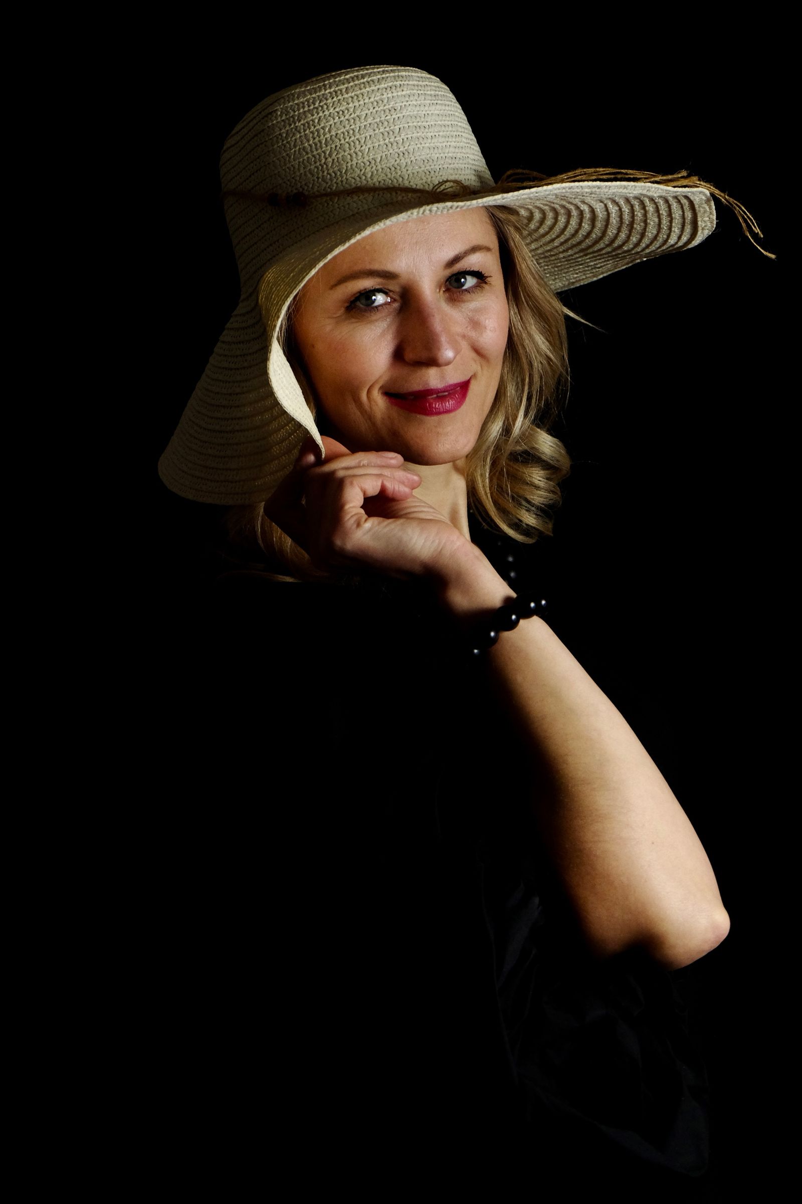 Mulher madura elegante ilustrando lifting facial