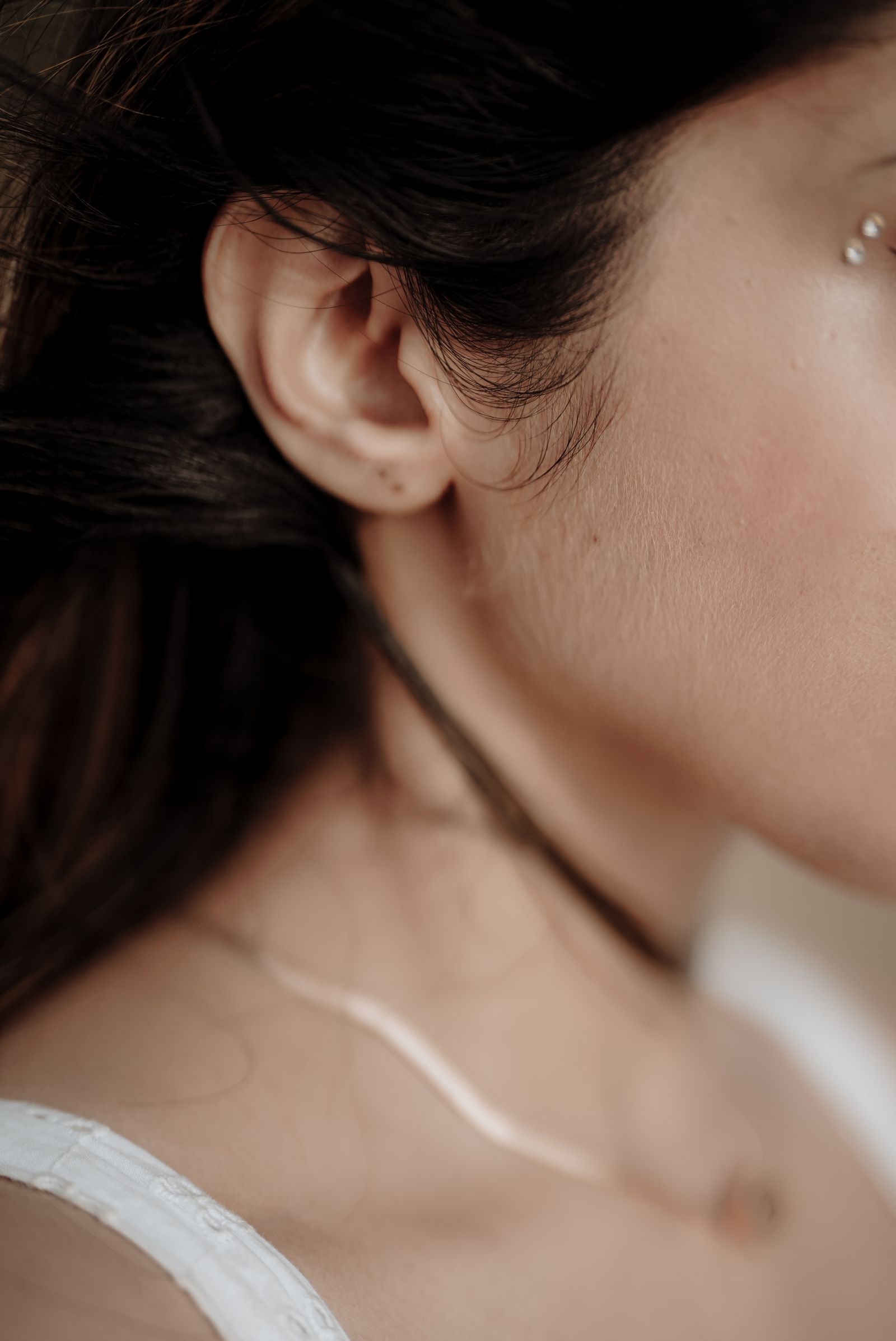 Detalhe de orelha feminina ilustrando otoplastia